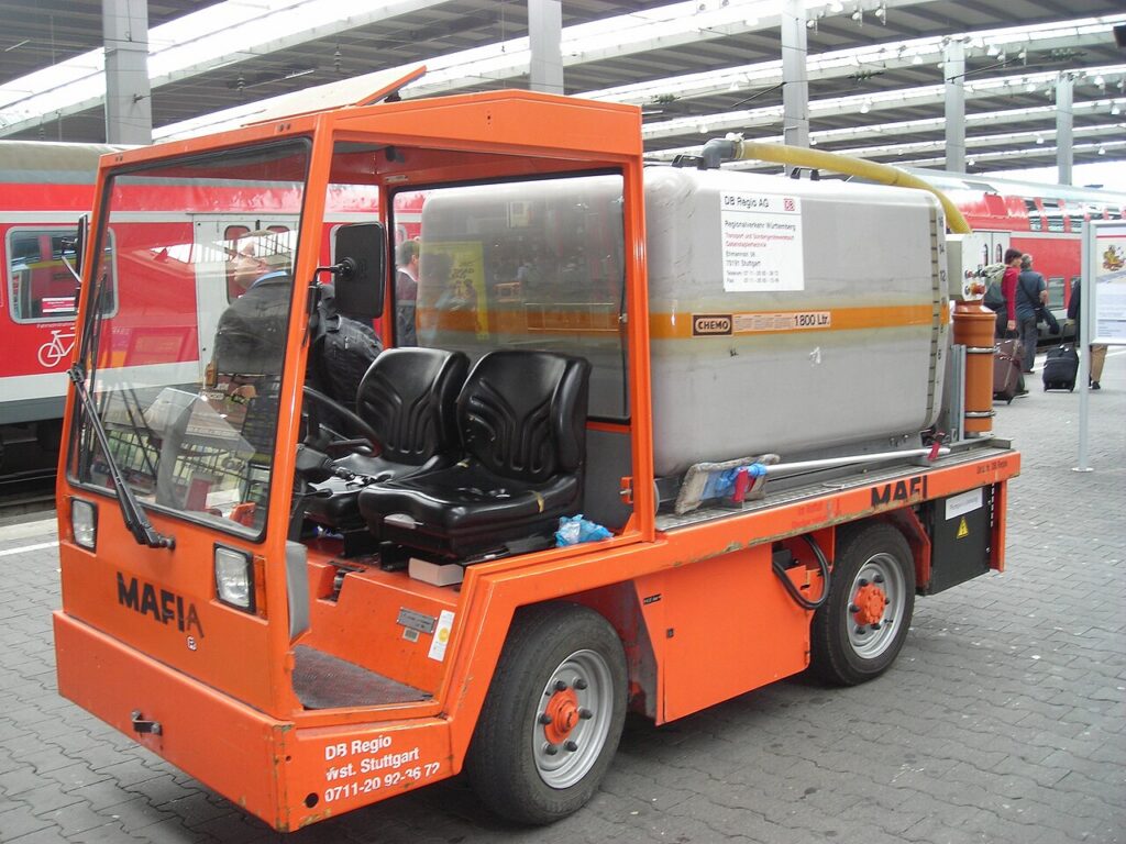 Camion hydrocureur realisant une vidange de fosse septique